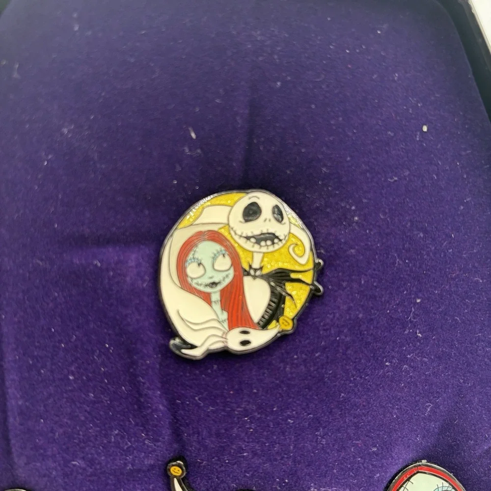 Disney The Nightmare Before Christmas Enamel 5 Pin Gift Set Coffin Tin Halloween